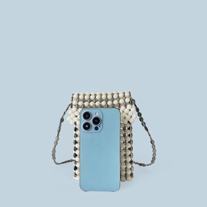 Dettaglio mini borsa a tracolla con perline bianche e smartphone per scala dimensionale