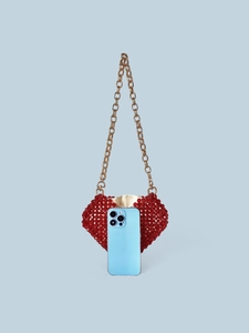 Sac à main coeur en perles rouges avec bandoulière dorée et référence de taille