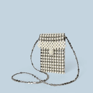 Dettaglio mini borsa a tracolla fatta a mano in perline con fiore bianco e inserti grigi