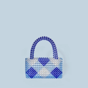 Detail einer handgewebten Perlen-Handtasche mit Rautenmuster und blauen Acrylperlen