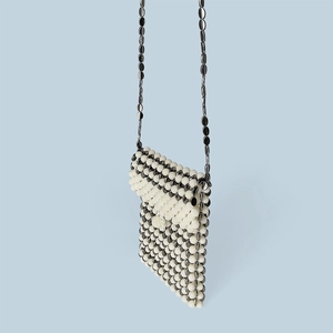 Dettaglio della mini borsa di perline fatta a mano con perle opache e dischi metallici