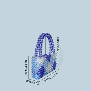 Detailansicht einer blauen Perlenhandtasche mit den genauen Maßen von 20 cm mal 11 cm