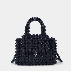 Detail der handgewebten schwarzen Perlenhandtasche mit Silberverschluss und Perlenstruktur