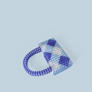 Detail der handgefertigten Perlen-Handtasche mit blauem Rautenmuster und Reißverschluss