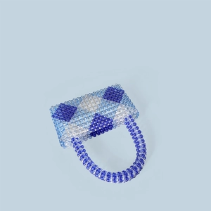 Detail der blau gewebten Perlenhandtasche mit glatter Acrylharz-Textur