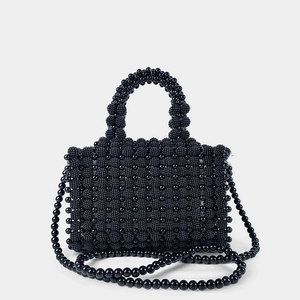 Detailansicht der schwarzen Perlenhandtasche mit Textur und abnehmbarem Schultergurt