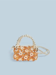 Detail van handgemaakte kralen mini-tas met oranje bloemmotieven en witte parel handgrepen