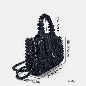Detailansicht einer schwarzen handgefertigten Perlenhandtasche mit Größenangaben