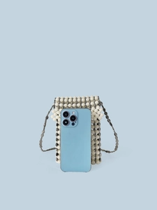 Mini borsa a tracolla con perle finte bianche e anelli argento su sfondo azzurro