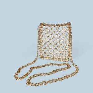 Detailaufnahme der handgefertigten Perlentasche mit goldener Metallkette für Damen