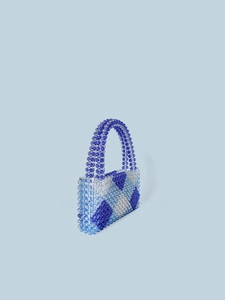 Handgefertigte Perlenhandtasche mit blauem Rautenmuster und rundem Tragegriff