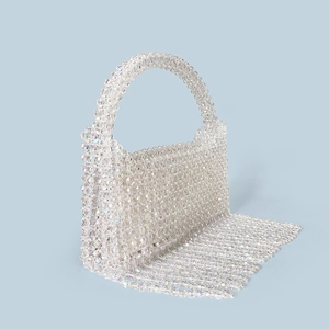 Detail einer handgefertigten perlenbesetzten Tasche mit Fransen und schillernden Perlen