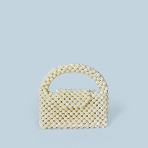 Details der handgefertigten cremeweißen Perlen-Mini-Tasche mit edler Textur