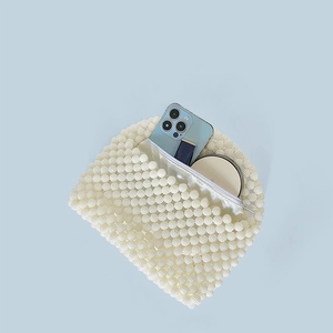 Detailansicht der weißen Perlen-Minitasche mit Platz für Handy und Kosmetik