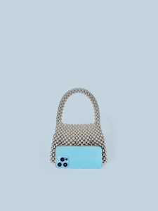 Sac à main artisanal en perles métalliques argentées montrant la capacité du téléphone