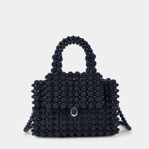 Borsa a mano quadrata in perline nere con fibbia di perle e tracolla intrecciata