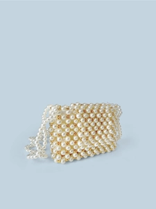 Sac bandoulière en perles fait main avec accents dorés sur fond bleu clair