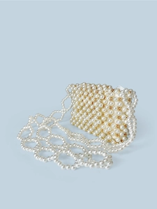 Détail d'un sac carré fait main en perles nacrées et perles dorées avec fermeture