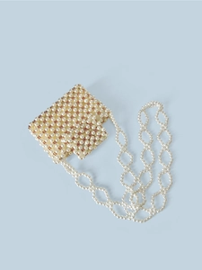 Détail du mini sac en perles fait main avec accents dorés et bandoulière perlée tressée