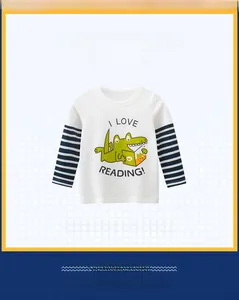 Détail de t-shirt manches longues garçon avec manches rayées et motif crocodile lecteur