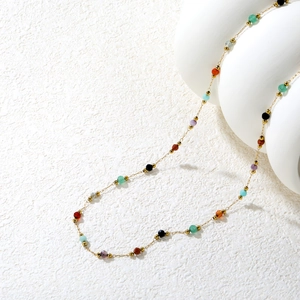 Collier doré bohème avec perles multicolores facettées sur support en céramique