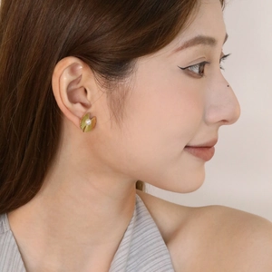 Unregelmäßige Kunstperlen-Ohrstecker mit 18K vergoldetem Streifenmuster am Model