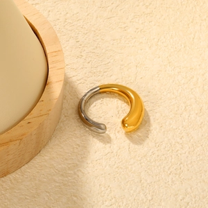 Vue macro détaillée du ear cuff bicolore en forme de C avec des courbes organiques