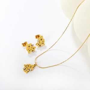 Parure minimaliste en acier doré avec collier à fleurs et boucles d'oreilles clous