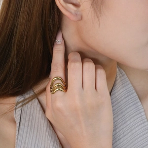 Unregelmäßiger dreifach gewellter Goldring aus Edelstahl mit elegantem Schichtdesign