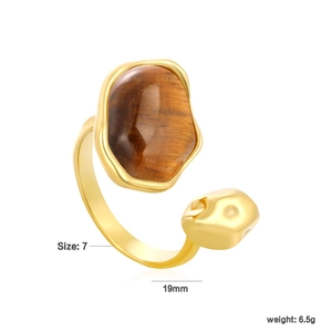 Vue détaillée d'une bague irrégulière en acier inoxydable doré 18 carats et oeil de tigre