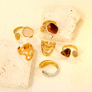 Ensemble de bagues irrégulières plaquées or 18 carats avec pierres œil de tigre