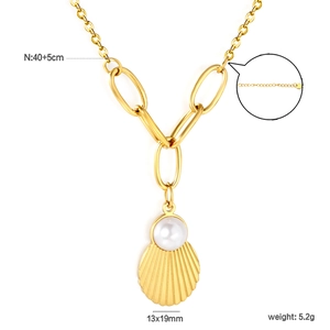 Détail macro d'un pendentif coquillage plaqué or 18K avec perle et taille du fermoir