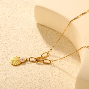 Collier avec pendentif coquillage doré orné d'une perle et maille ovale moderne