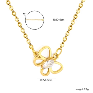 Détail du pendentif papillon plaqué or 18K avec zircon et chaîne réglable en maille O