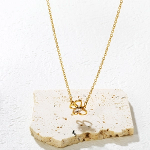 Détail du collier plaqué or 18K avec pendentif fleur et zircon de forme marquise