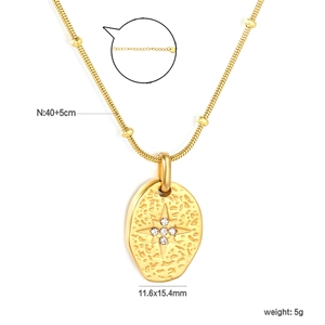 Détail du collier chaîne serpent dorée avec pendentif étoile gaufré et perles de cristal