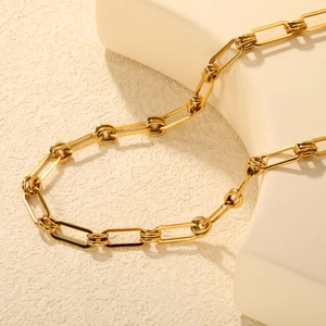 Gros plan détaillé des maillons de collier trombone plaqués or 18 carats au fini poli