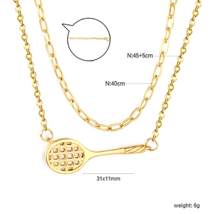 Vue détaillée du pendentif raquette de tennis doré avec dimensions et longueurs de chaîne