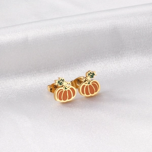 Nahaufnahme goldener Kürbis-Ohrstecker mit orangem Emaille auf weißem Seidenstoff