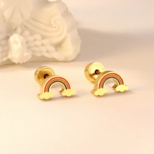 Detailansicht der Regenbogen-Ohrstecker mit Goldbasis und Sicherheitsverschluss