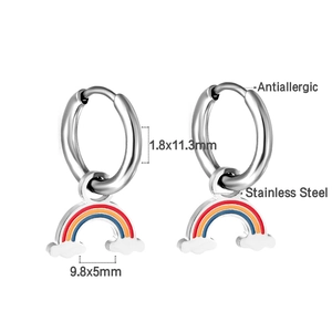 Detailansicht der antiallergenen Edelstahl-Ohrringe mit Regenbogen-Anhängern und Maßen