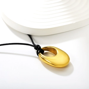 Collier avec pendentif goutte ovale doré poli sur cordon noir au style minimaliste