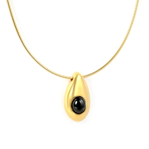 Elegante collana con pendente a goccia dorato e pietra nera su catena a serpente