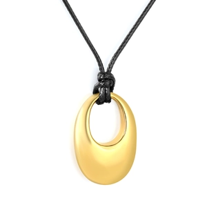 Collier minimaliste à pendentif ovale doré avec cordon noir sur fond blanc
