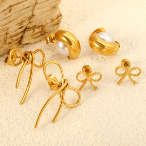 Ensemble de trois paires de boucles d'oreilles dorées avec perles et nœuds