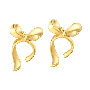 Boucles d'oreilles nœud papillon plaquées or au design minimaliste et élégant