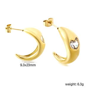 Detail of gold C-shaped earrings with 9.3mm heart-cut cubic zirconia and 18K plating