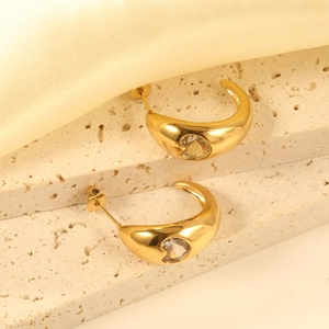 Chic 18K gold plated C-shaped stud earrings with a sparkling heart-shaped white zircon