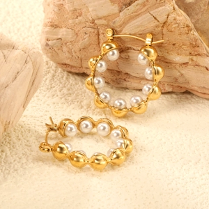 Gewellte Creolen Für Frauen 18K Vergoldeter Edelstahl Mit Weißen Perlimitaten Eleganter Schmuck