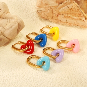 Set de pendientes de aro dorados con colgantes de corazones de resina de colores